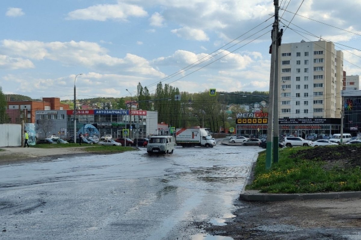    В Пензе дорогу на проспекте Строителей залило кипятком