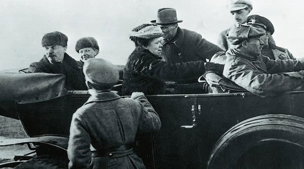 В.И.Ленин, Н.К. Крупская и М.И. Ульянова на Ходынском поле в Москве. 1 мая 1918 г.