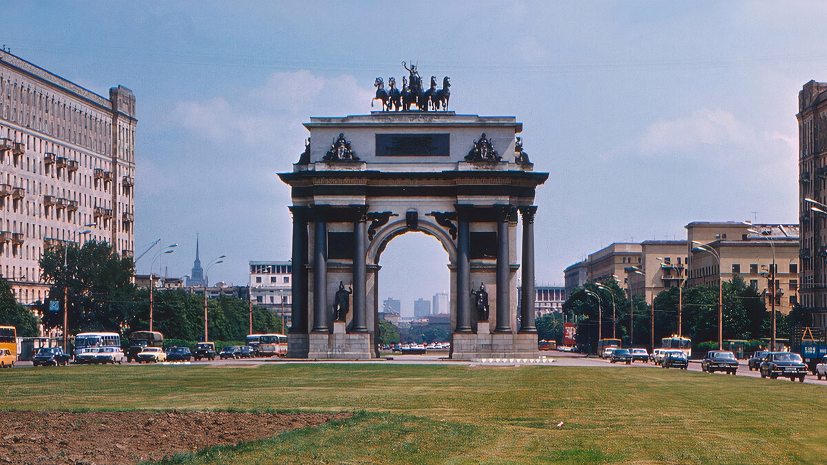 триумфальная арка в москве на кутузовском