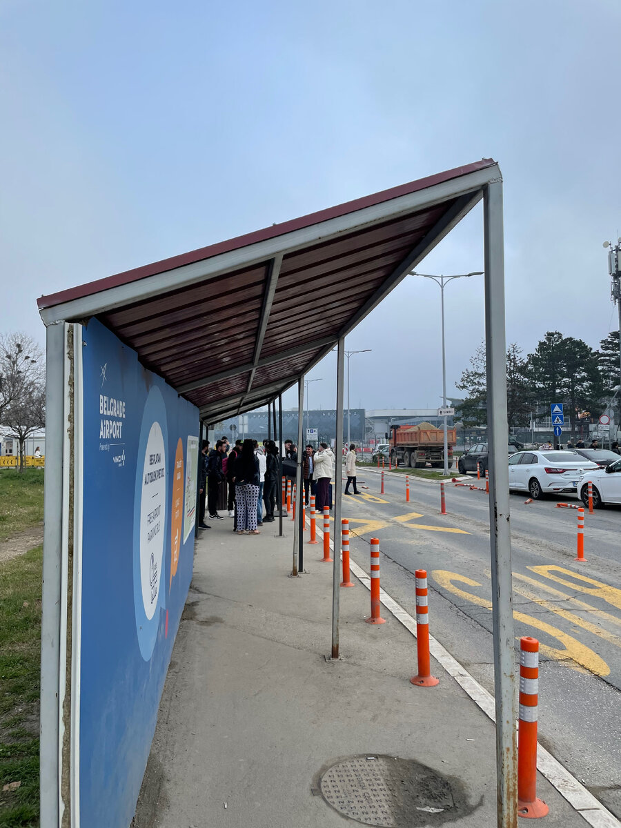 Остановка 72 автобуса. 10 утра по местному.