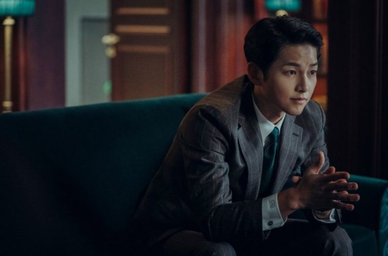 Ну мужчина деловой, конечно. Кадр из дорамы "Винченцо"