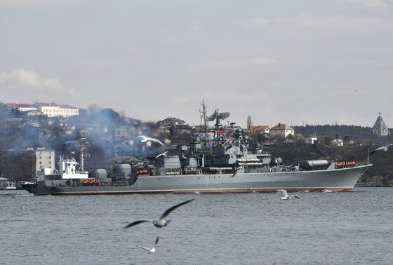    Военный корабль Черноморского флота РФ в Севастопольской бухте