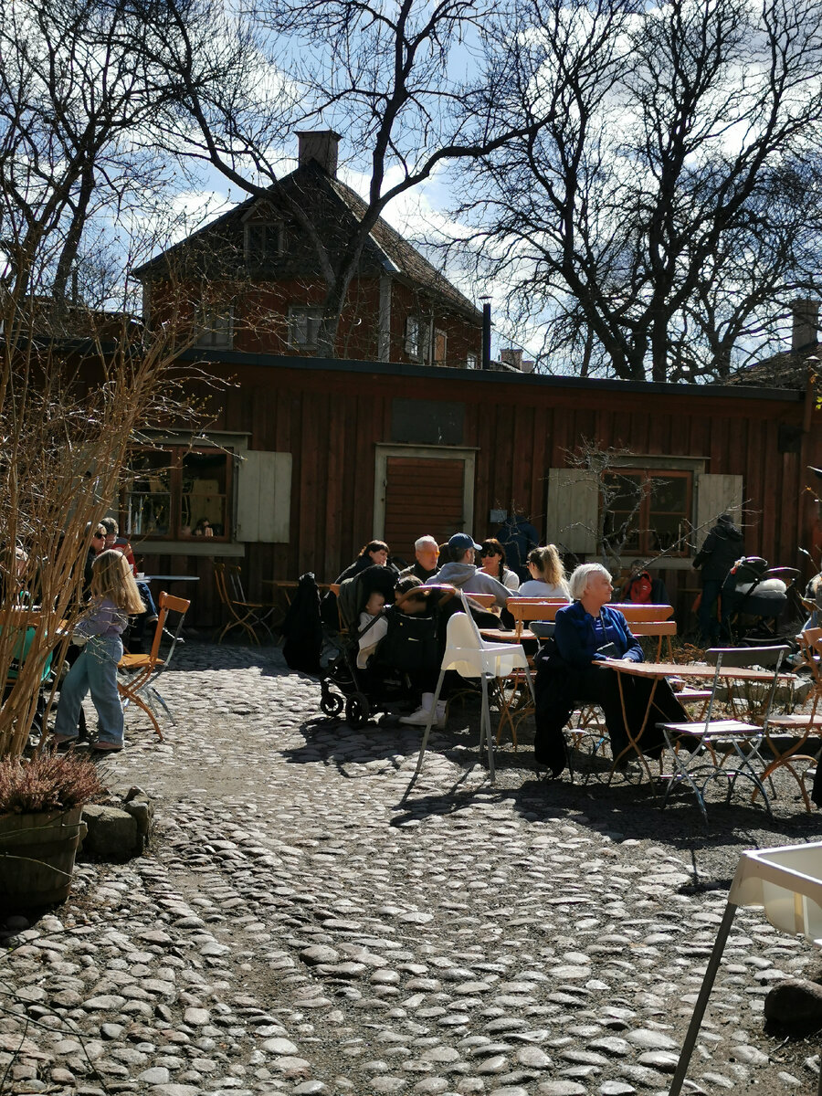 Внутренний дворик кафе закрыт от ветра, там тепло, солнечно и уютно.