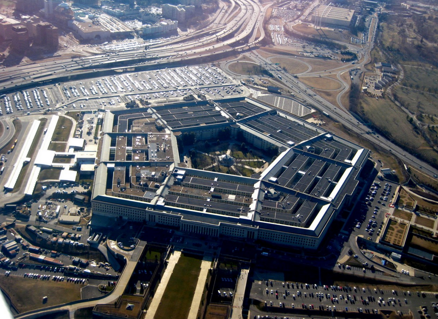 Здание пентагона. США. В форму вшита пентаграмма.