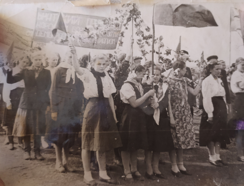 Данная фотография сделана примерно в 1954 году. Хотел разместить более интересную фотографию из своего семейного архива, но там лозунги на транспарантах могут вызвать вопросы. 