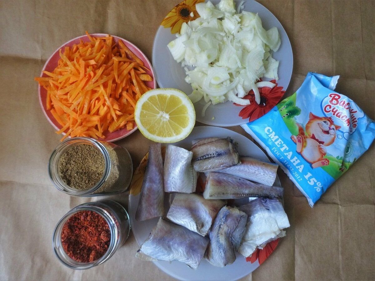 Продукты для приготовления минтая с овощами в сметанном соусе