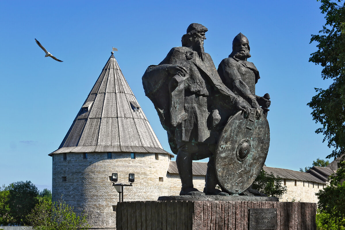 Памятник первым русским князьям - Рюрику и Олегу - в Старой Ладоге.