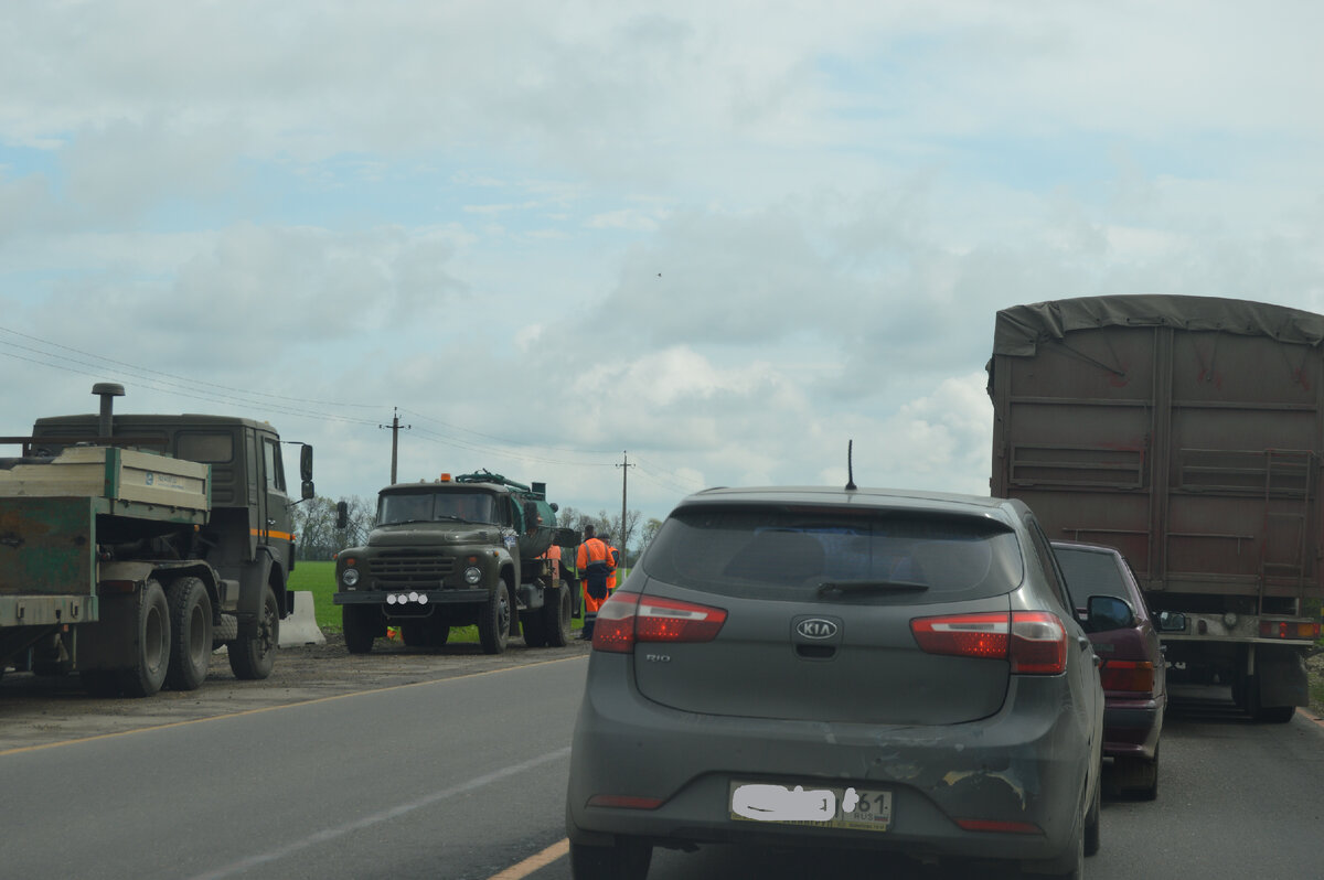 Фото автора. Апрель 2023.  Затор по среди дороги. Идут дорожные работы. 