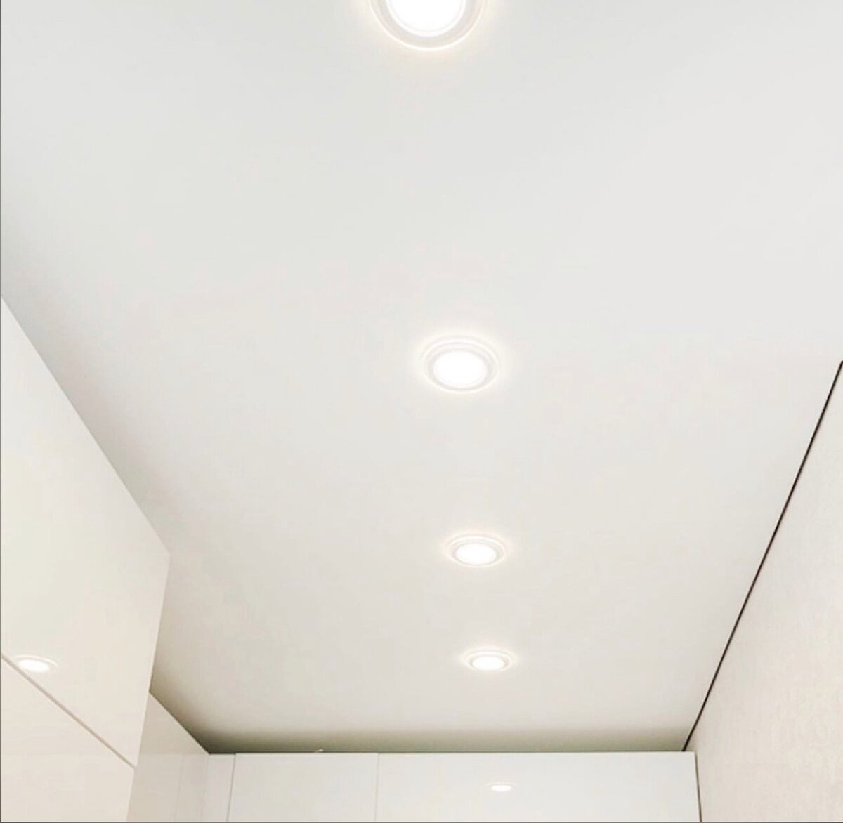 Встроенные светильники (листайте карусель)