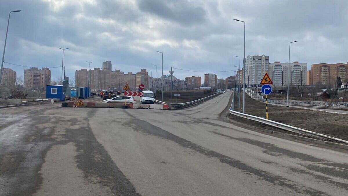     В районе Николаевского проспекта перекрыли движение по улице Байкитской в сторону улицы Революции.