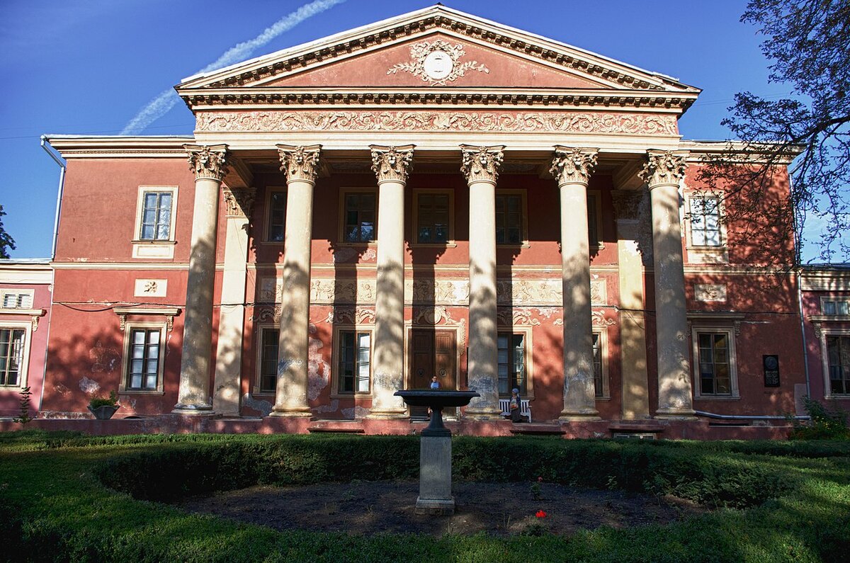 Так как я ни разу не догадалась сфотографировать дворец, то фото из интернета