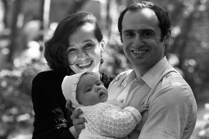      Наталья Линичук с супругом и ребёнком, фото из открытых источников.