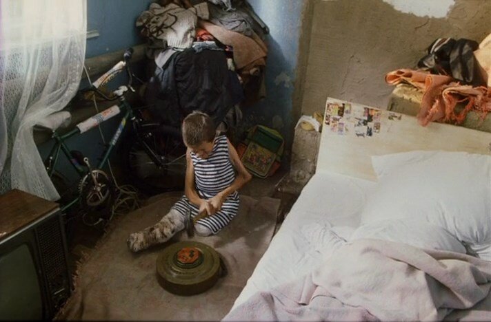 Началом всех бед персонажей становится вторжение в чужой дом.