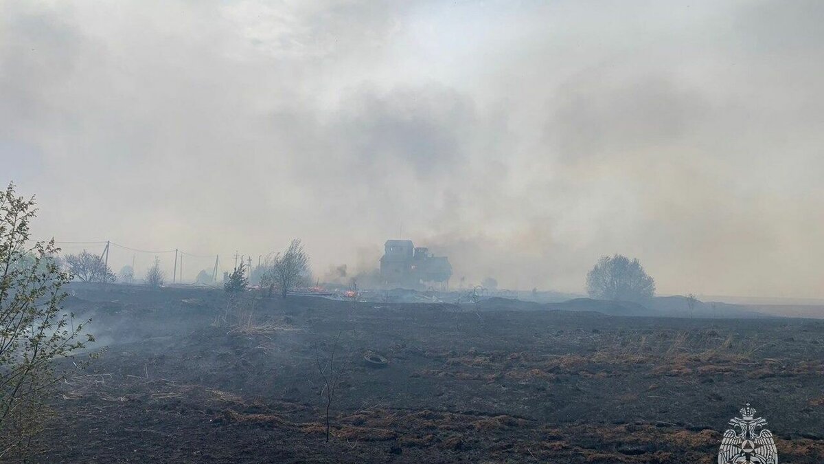     Пожарные усиливают группировку в деревне Старая Бисарка, где продолжается борьба с крупным пожаром. По данным ГУ МЧС по Удмуртии, там горят дома, зернохранилища и сухая трава.