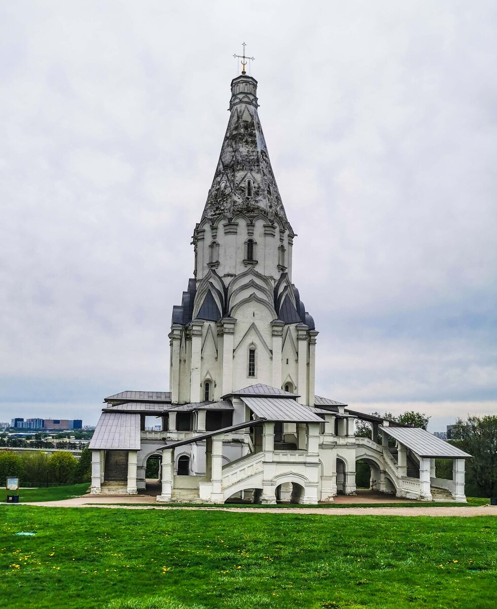 За храмом виднеется противоположный берег Москва-реки и Курьяново.