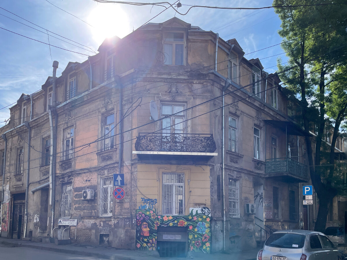 Дом с красиво оформленным входом в подвал