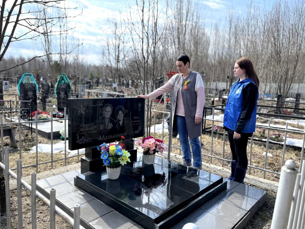    В Пойковском волонтеры вместе с главой поселка накануне Дня Победы привели в порядок могилы ветеранов
