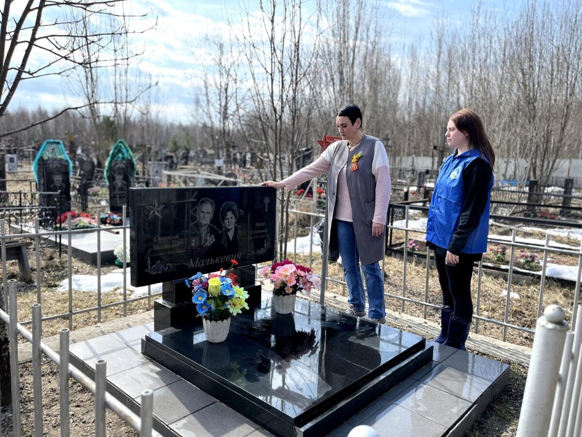 В Пойковском волонтеры вместе с главой поселка накануне Дня Победы привели  в порядок могилы ветеранов | Новостной Портал UGRA-NEWS.RU | Дзен