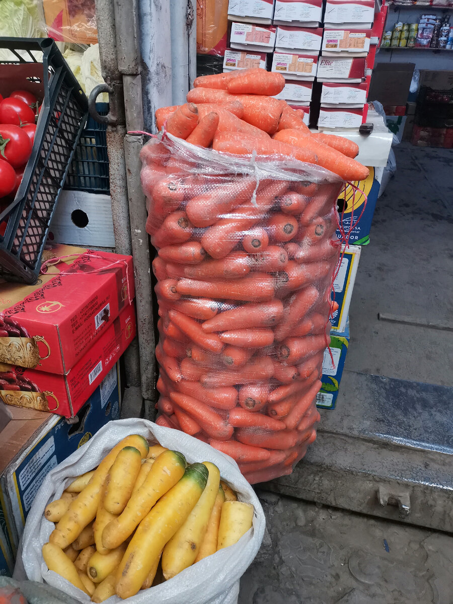 В Узбекистане в плов кладут 2 сорта моркови  жёлтую и привычную нам оранжевую. 