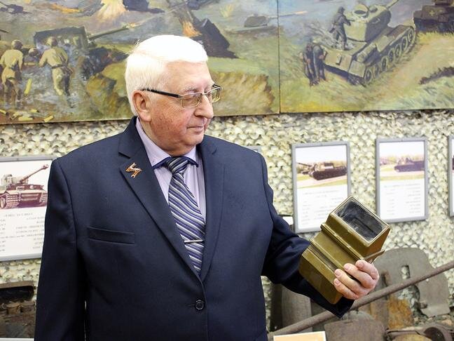 Александр Мишурин демонстрирует танковый перископ / Фото: Анна Емельянова