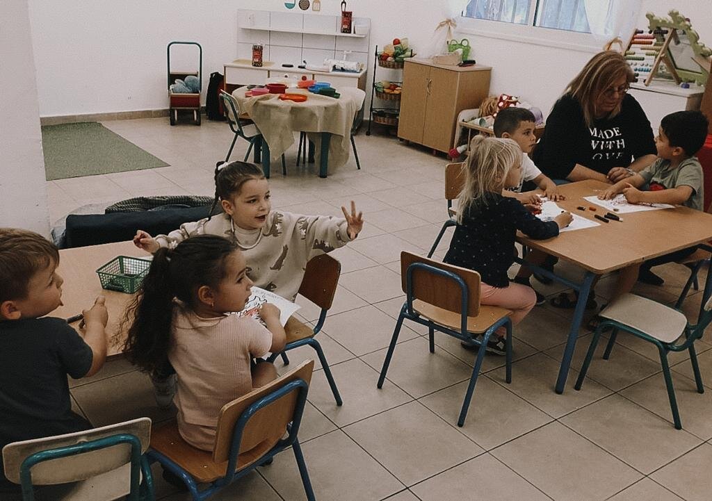 Дети готовятся к празднику. 