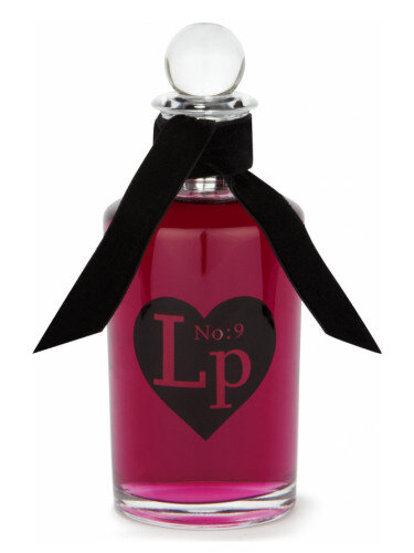 Верхние ноты: болгарская лаванда, бергамот, лимон, эстрагон; средние ноты: гвоздика, жасмин, роза; базовые ноты: мускус, лист пачули, Виргинский кедр, амбра, корица, ваниль