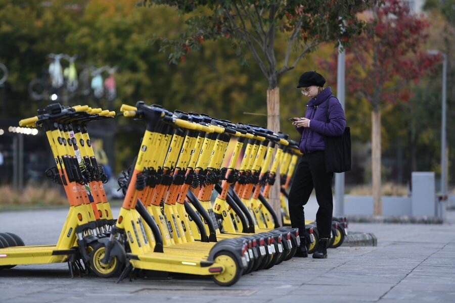    Девушка стоит у станции проката электросамокатов © Светлана Шевченко/РИА Новости