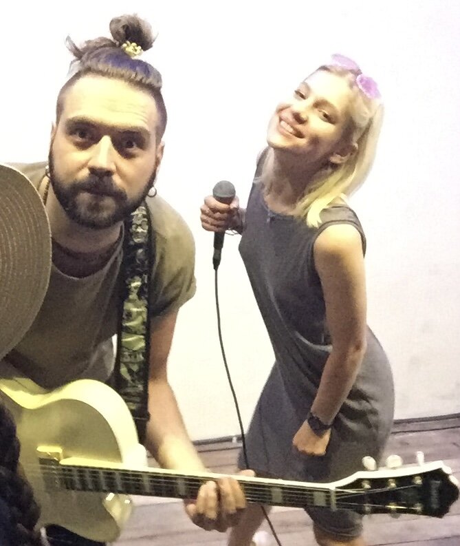 Мы работали каждый день и иногда в нескольких заведениях сразу) 