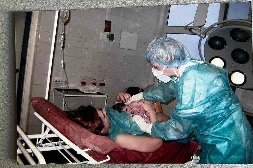 В момент прикладывания новорожденного к маме запускается «пусковой механизм» материнства