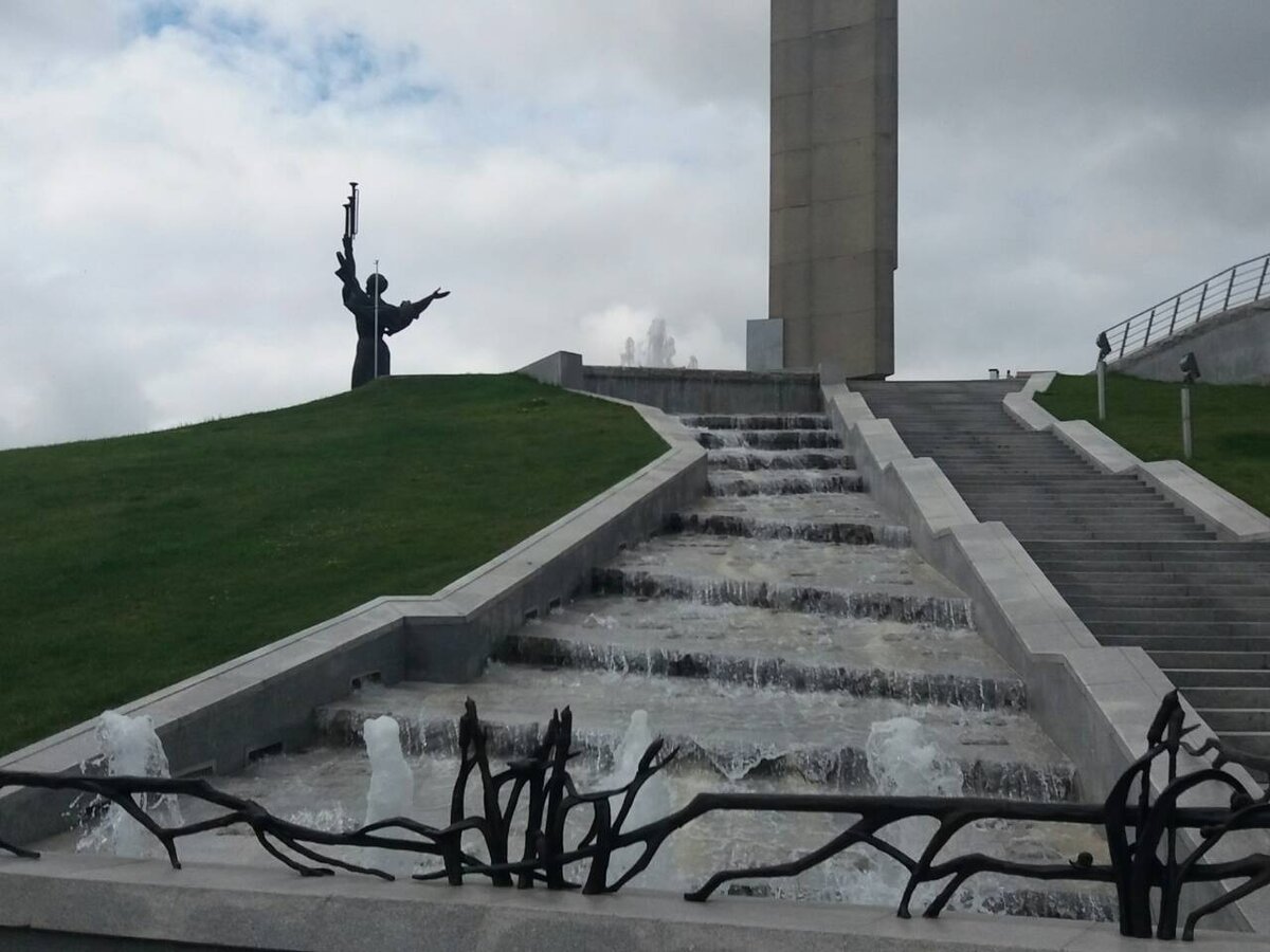 Стела около Музея истории Великой Отечественной войны в г. Минске. Водопад по ступенькам. Фото автора.