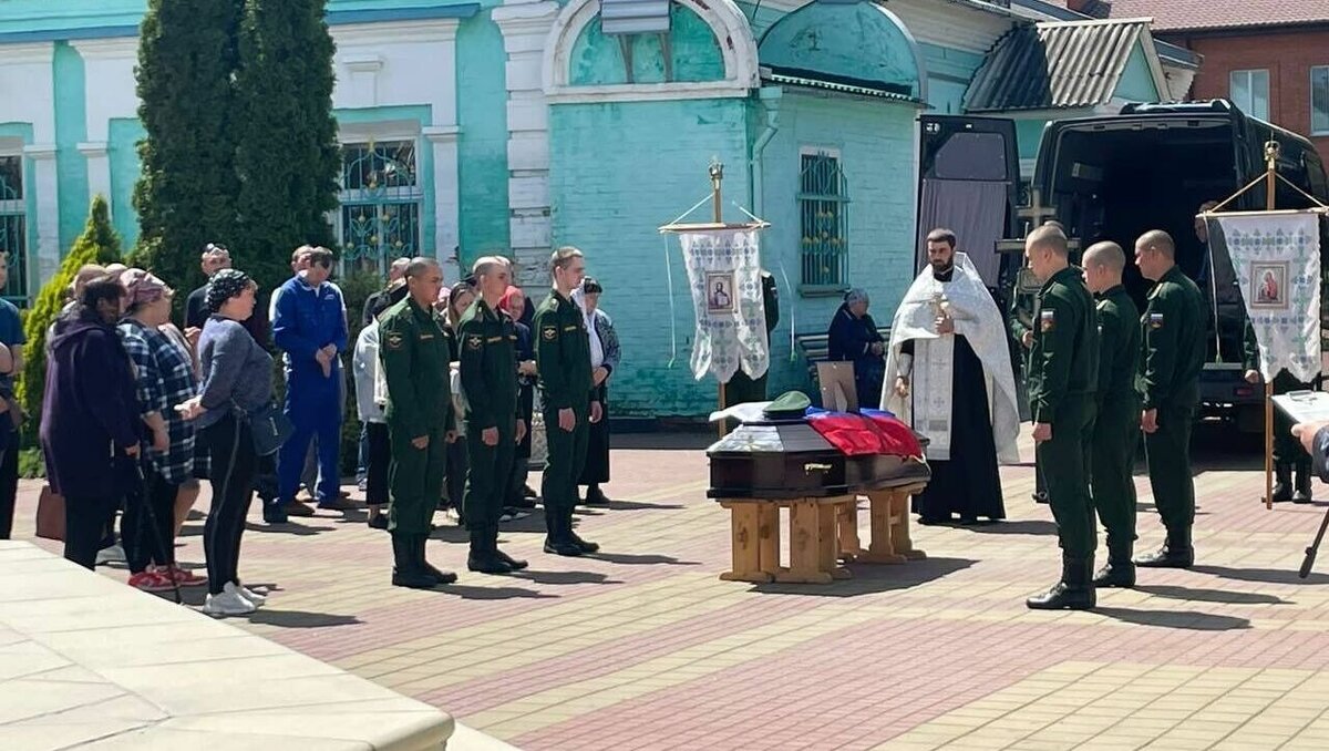     В Батайске состоялось прощание с погибшим в ходе спецоперации 43-летним Игорем Поповым, пишут местные СМИ.