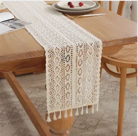 Раннер изготовлен из 100%-го хлопкового плетеного шнура. Представляет собой небольшую дорожку, которая укладывается вдоль стола, поверх основной скатерти или прямо на столешницу. Раннеры используют для декора и/или защиты основной скатерти или поверхности стола от пятен.