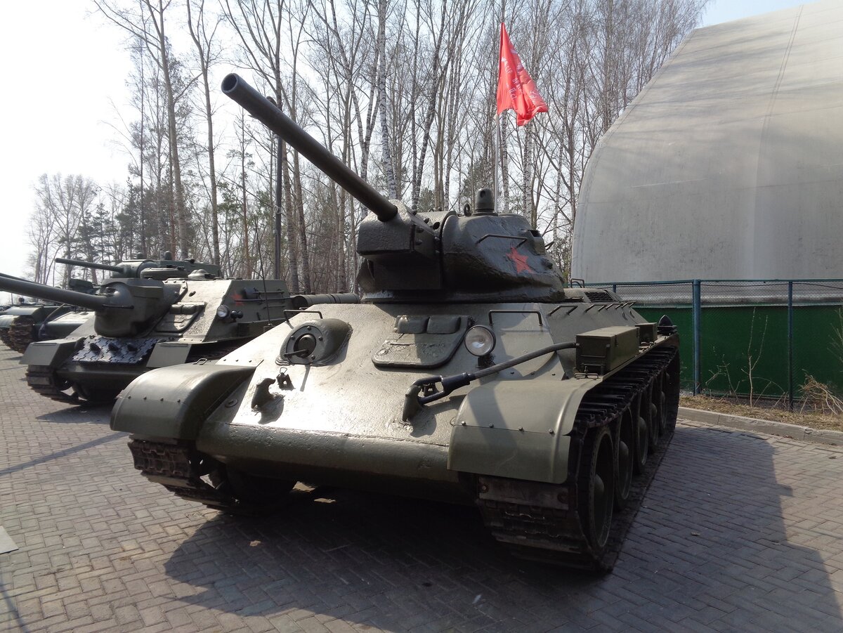 Средний танк Т-34. На заднем плане - истребитель танков СУ-100
