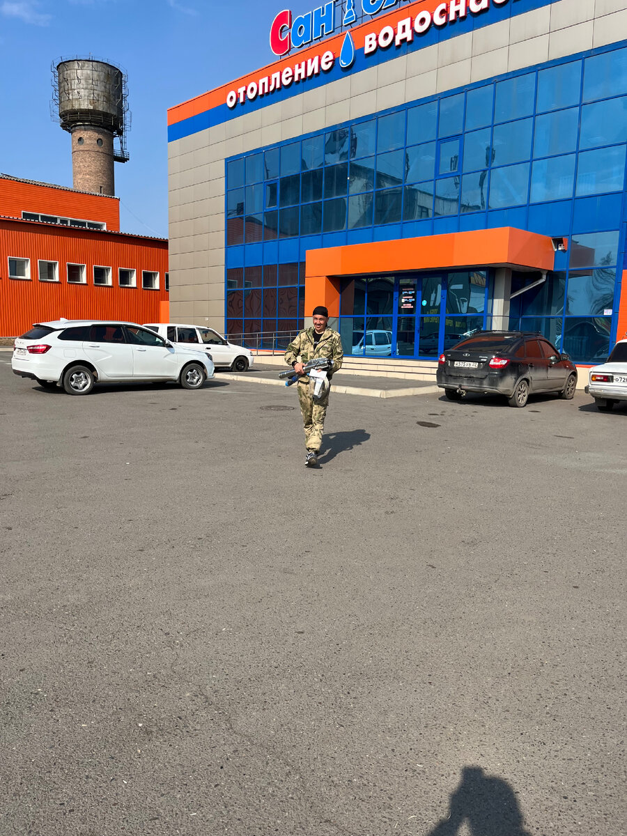 Славик в компании скважинного насоса.