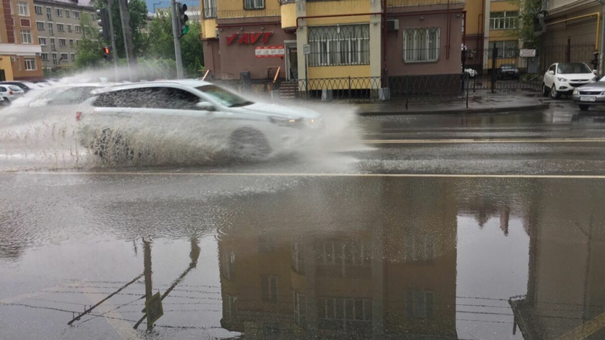     Жители Зеленодольска жалуются на затопленные улицы городе. Соответствующий пост появился в социальных сетях.