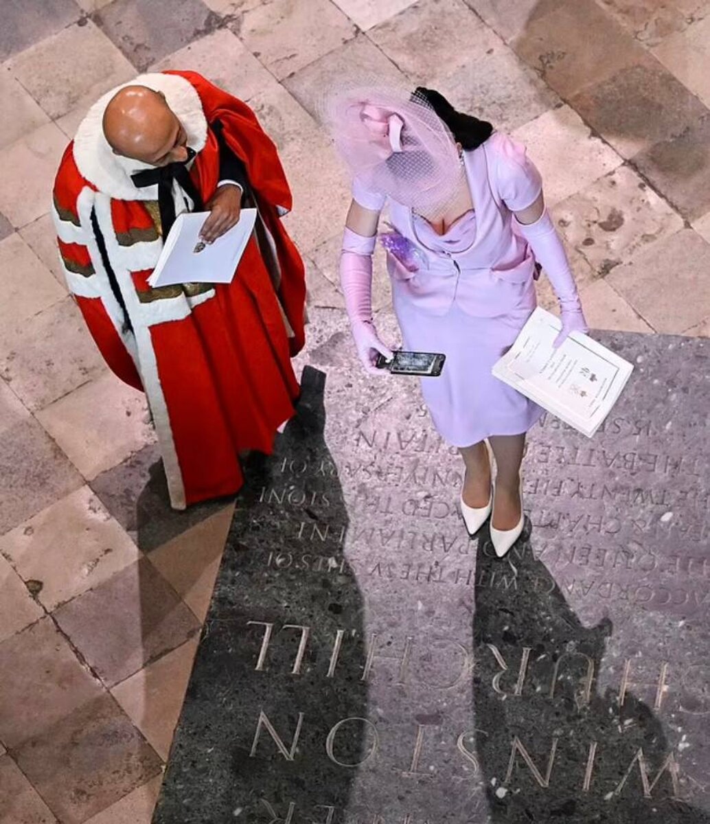    Кэти фотографируется на мемориальной плите Уинстона Черчилля Фото: Daile Mail