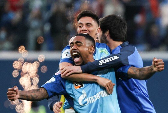     «Зенит» (Санкт-Петербург) - «Спартак» (Москва). Малком («Зенит»), Густаво Мантуан («Зенит») и Арсен Адамов («Зенит») радуются победе в матче