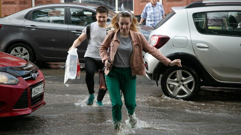     В Ростове-на-Дону из-за коммунальной аварии подтопило часть проспекта Королева, сообщили местные жители в соцсети «ВКонтакте».