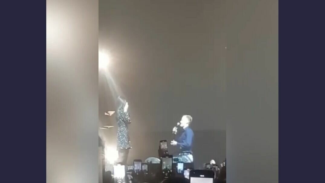     В Красноярске молодой человек сделал предложение своей девушке на концерте Anna Asti.