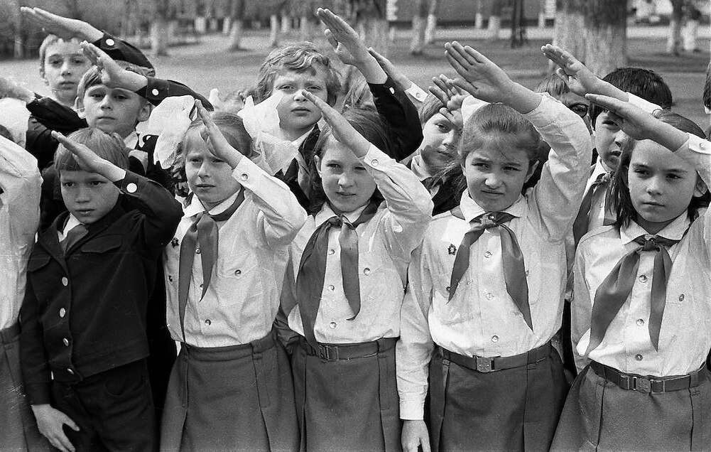 Ходили строем , удобные и послушные. 