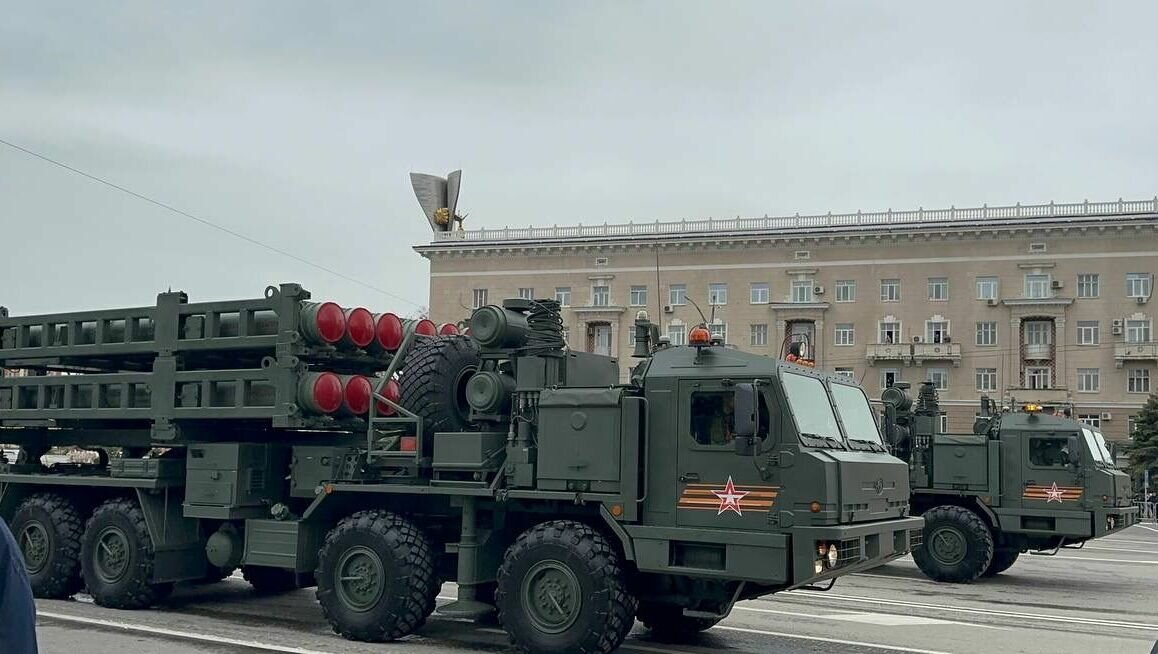     В Ростове парад Победы на Театральной площади прошел без происшествий, мероприятие посетили сотни горожан.