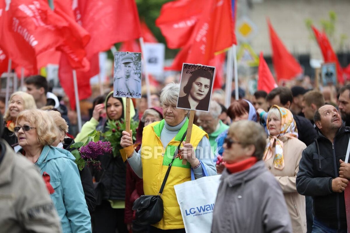 Победа против. Шествие с флагами. Молдова Георгиевская ленточка. 9 Мая в Молдове.