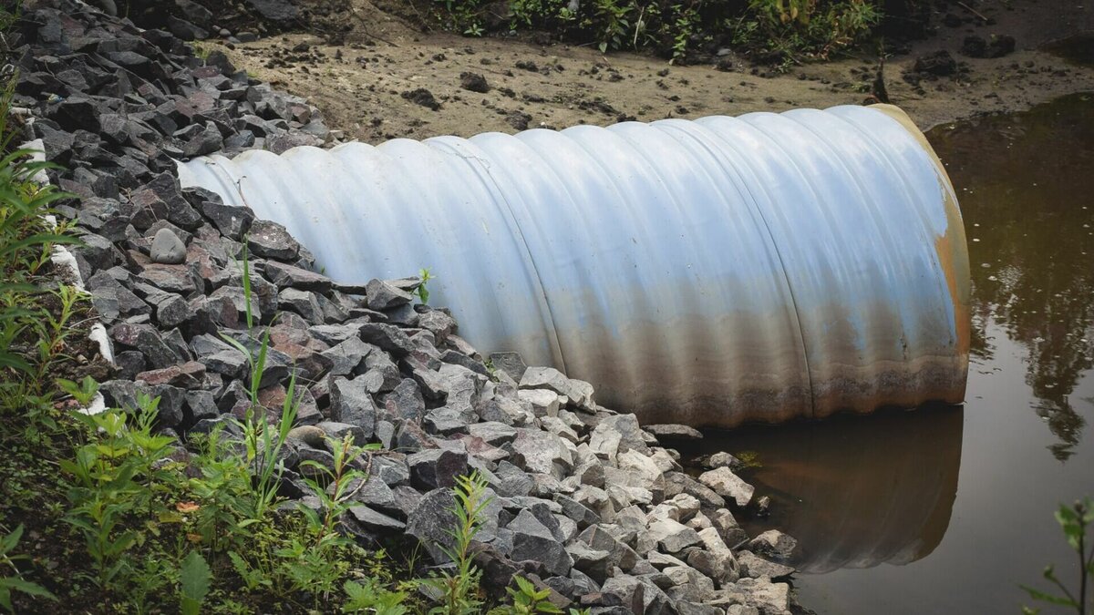     Коммунальщики огородили ливневый коллектор на Тульской улице, в котором погибла 81-летняя учительница английского языка, пишут СМИ.