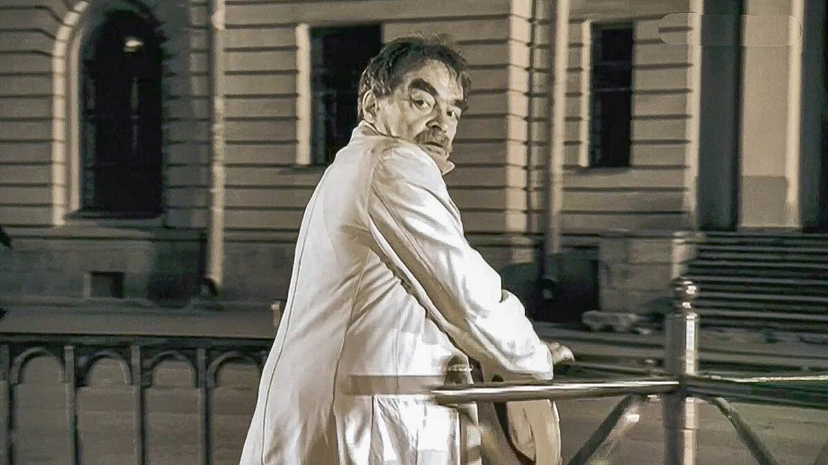 "Берлиоз устремился к  тому выходу с Патриарших, что находится на углу Бронной и Ермолаевского переулка. Нужно было добежать до ближайшего телефона-автомата и сообщить в бюро иностранцев о том, что вот, мол, приезжий из-за границы консультант сидит на Патриарших прудах в состоянии явно ненормальном".