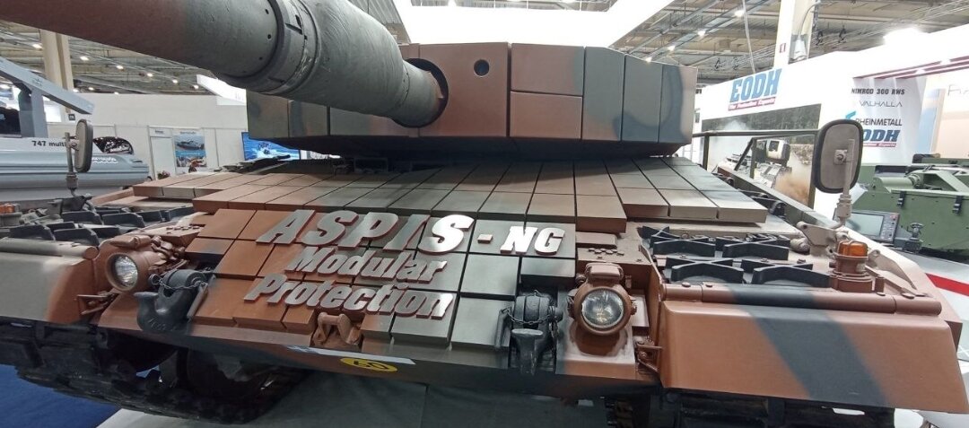 В первый день оборонной выставки DEFEA 2023 в Афинах внимание привлек стенд EODH с танком Leopard 2A4, оснащенным модульным пакетом модернизации ASPIS ng-MBT.
