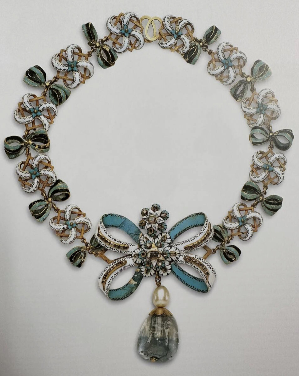 Ожерелье, включающее золотой бант с эмалью, около 1660 г.