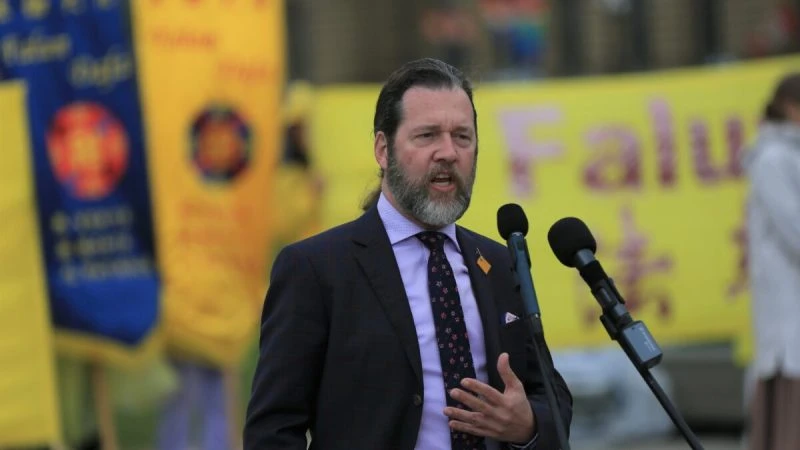 Член парламента от консерваторов Скотт Рейд выступает на митинге в честь Всемирного дня Фалунь Дафа на Парламентском холме в Оттаве 3 мая 2023 года. (Jonathan Ren/The Epoch Times)