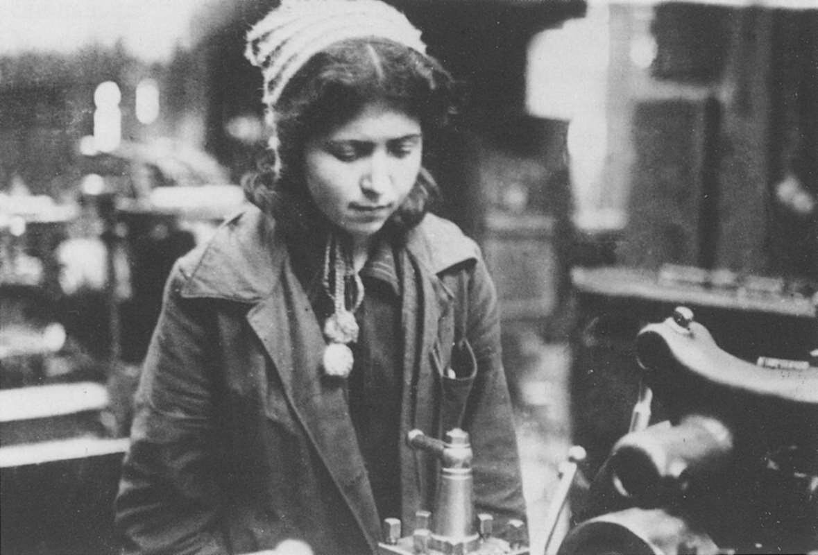    Тоня Эвиг вытачивает колпачки для откатных механизмов гаубиц. Фото из архива музея завода «Уралмаш» (УЗТМ) stalker