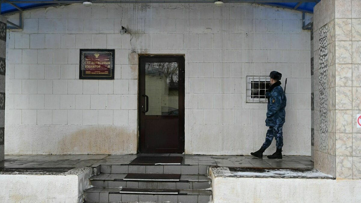     Обвиняемый в угрозах родным, сотруднику ФСИН и федеральному судье Арсен Мелконян после ареста помещен в СИЗО, каких-либо дополнительных мер к нему не применялось, сообщает издание «НовостиВолгограда.ру» со ссылкой на источник в волгоградском УФСИН.