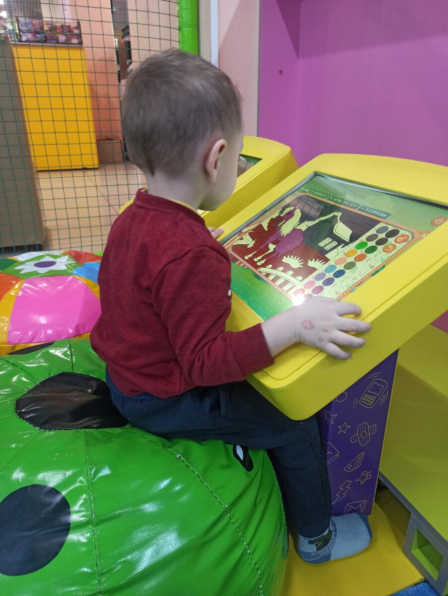 Выбирались в детскую комнату, если не на улицу